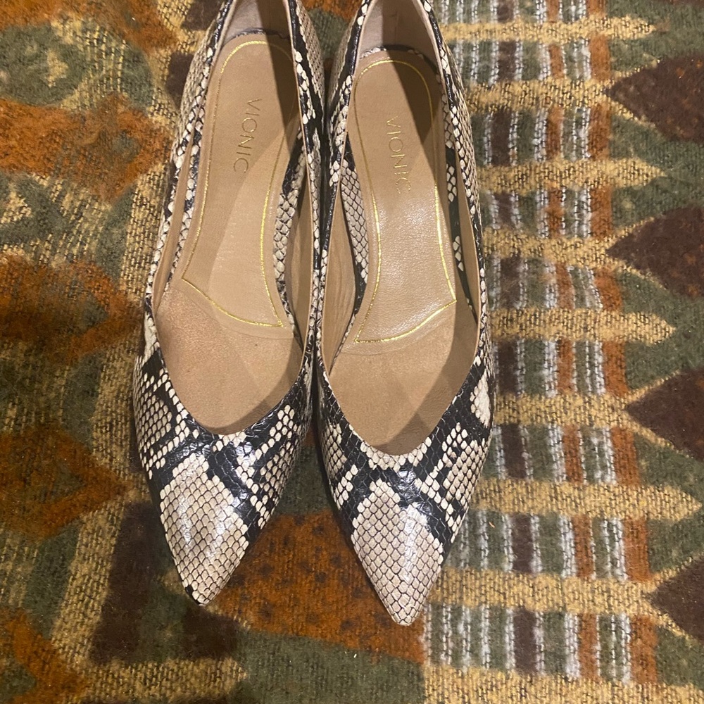 Vionic 7.5 pumps